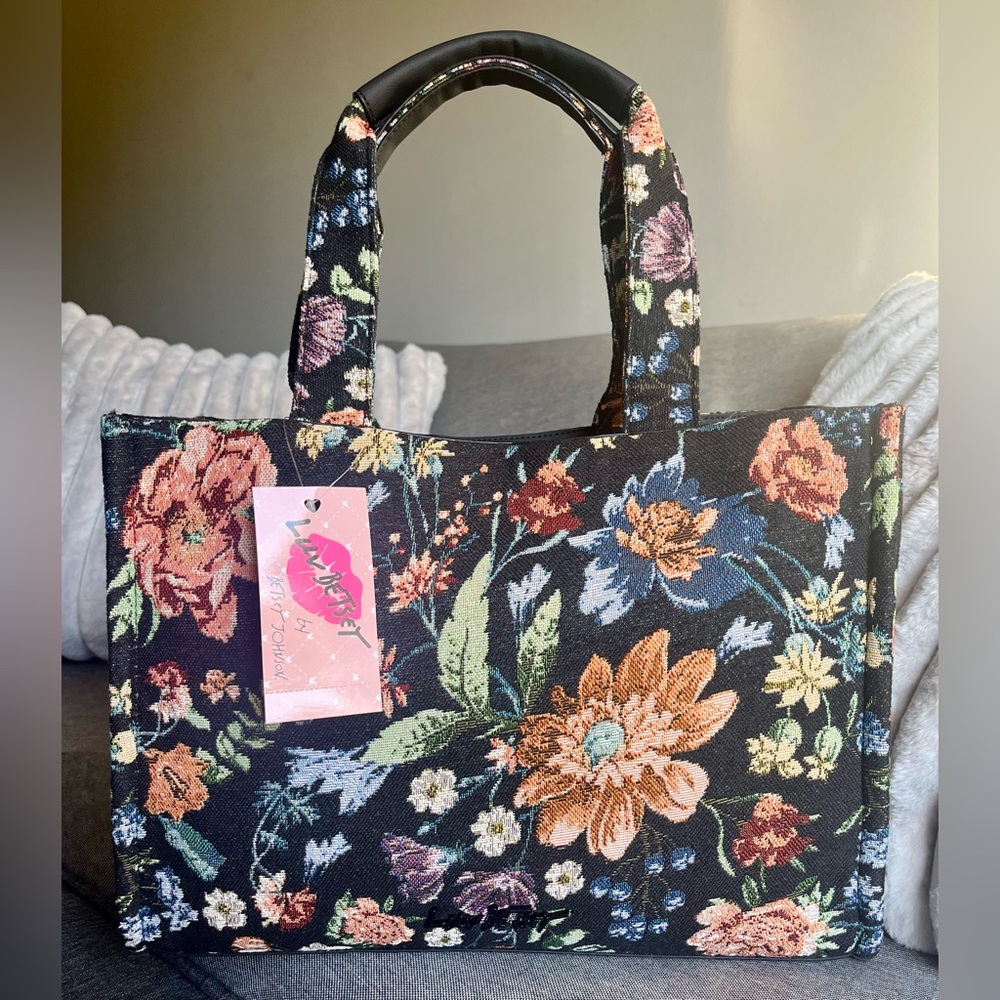 NWT BETSEY JOHNSON STUNNING FLORAL TAPESTRY BAG W/ AWESOME METAL LOGO! - Picture 2 of 8